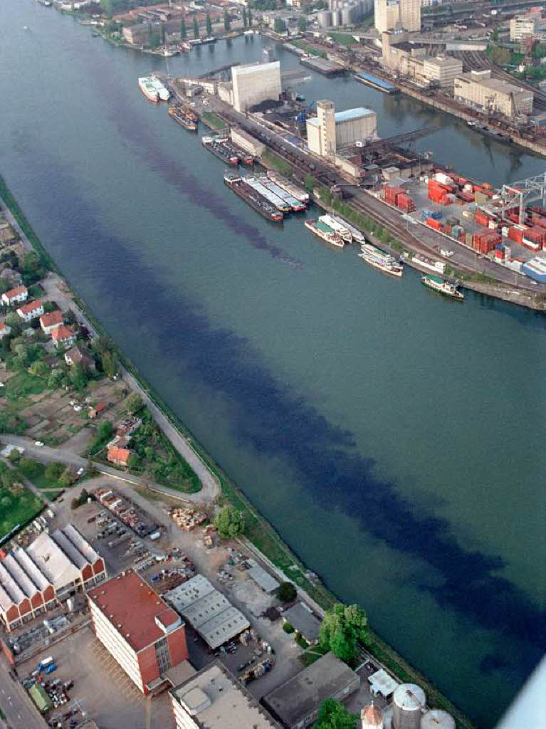 Auch eine Woche nach der Katastrophe waren im Fluss noch Spuren davon zu sehen.