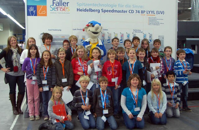 Simonswlder Schler mit Lehrerin Anne...tti (hinten in der Mitte) bei Faller.   | Foto: Spiegelhalder