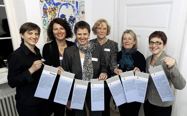 Sechs  der Freiburger Brgerfrauen &#8...schichte, in  Hppchen  zum Aufhngen.  | Foto: ingo schneider