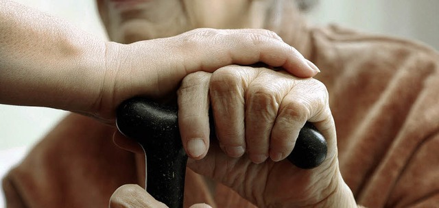 Wenn man alt oder krank ist und Angeh...ne  wichtige Aufgabe der Gemeinschaft.  | Foto: Alexey Klementiev / Fotolia