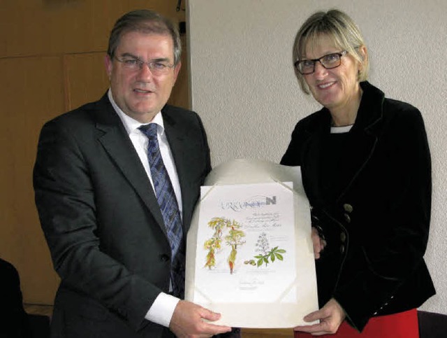 Mit der Urkunde fr einen Baum auf dem...rin der Landesgartenschau 2022&#8220;.  | Foto: Dorothee Philipp