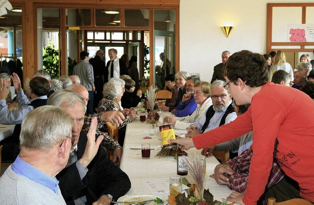 Essen, trinken und sich unterhalten war angesagt.   | Foto: sandra decoux-kone