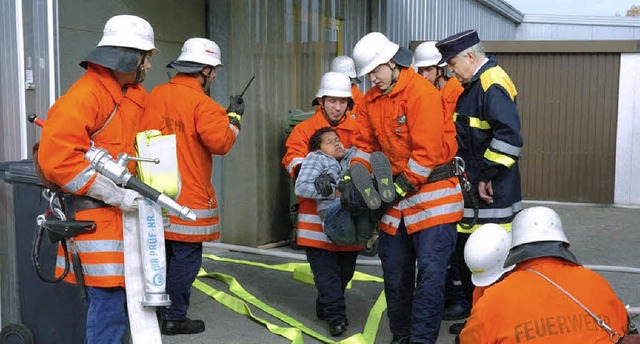 Die &#8222;Verletzten&#8220; wurden vo...borgen und dem Roten Kreuz bergeben.   | Foto: Jrgen Schweizer