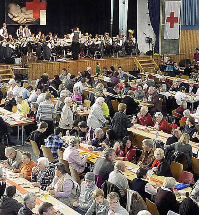 Volles Haus beim MIttagessen, das die Helfer seit fnf Uhr frh vorbereiten.   | Foto: Karlernst Lauffer