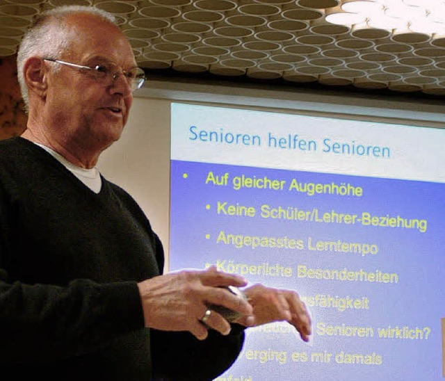 Lernen im eigenen Tempo: Alexander Dec... Internet-Initiative fr Senioren vor.  | Foto: Christine Speckner