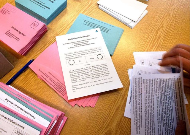 So werden die Stimmzettel aussehen, we...ber ber Stuttgart 21 abgestimmt wird.  | Foto: dapd