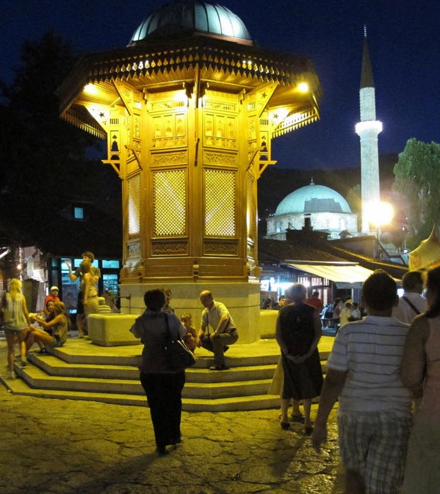 Nachtleben in Sarajevo: Abends zieht es viele in die Altstadt.   | Foto: dpa