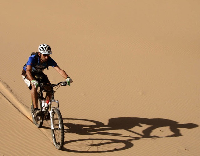 Einsam durch den tiefen Sand: Fr Mome...kommen die Mountainbiker in die Wste.  | Foto: Christian Schreiber