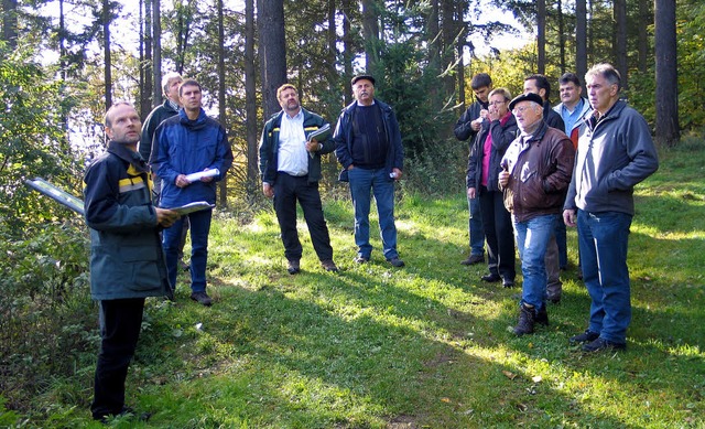 Ein Bild vom  Gemeindewald machten sic...evierfrster Martin Ehrler (links).     | Foto: GUSTAV RINKLIN