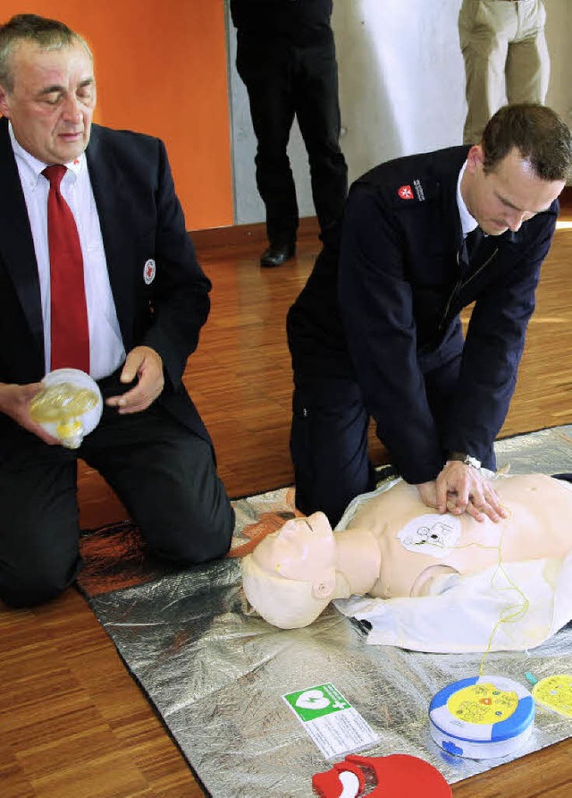 Ein Defibrillator kann Leben retten: D...e Funktion des Gerts an einer Puppe.   | Foto: Sabine Model