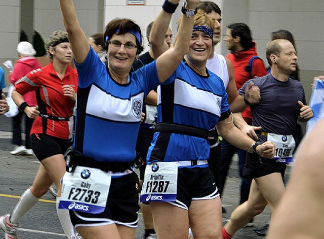 Gaby Brndlin (links) und Brigitte Hinkel beim Frankfurt Marathon.   | Foto: Privat