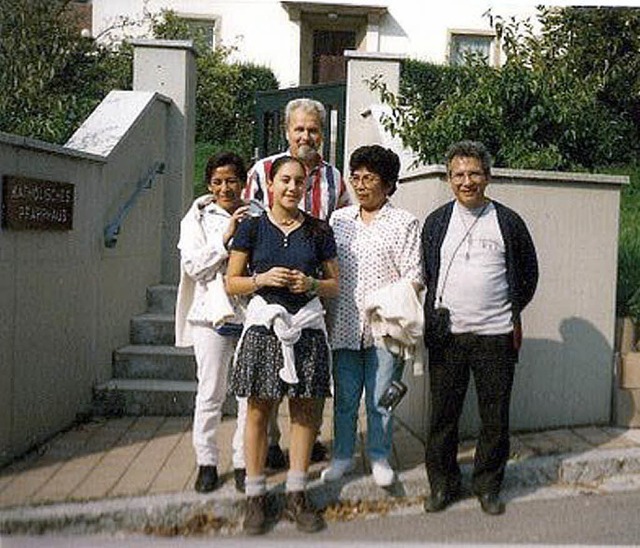 Besuch aus Peru 1996 vor dem Pfarrhaus...cha Llontop und Pater Christobal Meja   | Foto: Scheer