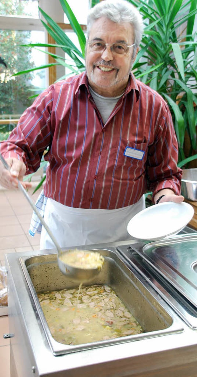 Bernhard Hierholzer vom Partnerbesuchs...ntag im Brgerheim einen Teller voll.   | Foto: Danielle Hirschberger