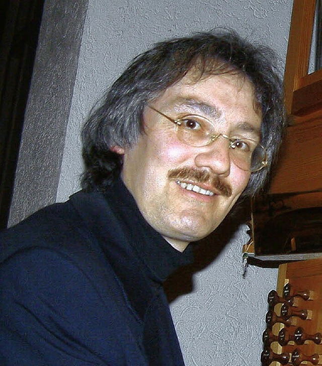 Dieter Lmmlin an der Kubak-Orgel in der Kirche St. Michael.   | Foto: Frey