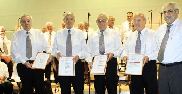 Fr langjhrige Treue und Zusammenarbe... Fischer und Dirigent Bernhard Bauert.  | Foto: cremer