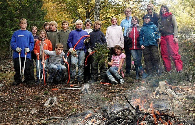 Die Sechstklssler aus Hchenschwand  ...men in einem Waldstck bei Dachsberg.   | Foto: Stefan Pichler