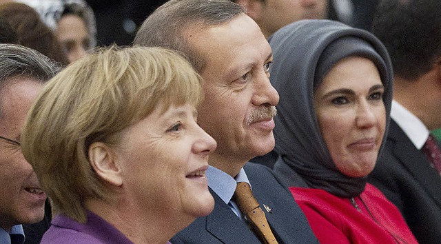 Angela Merkel, Tayyip Erdogan und dessen Frau Emine  | Foto: DAPD