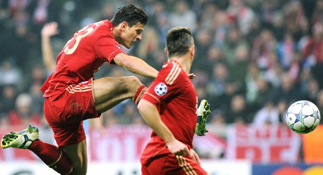 Mario Gomez (links) erzielt in dieser ...ik &#8211; das 2:0 fr den FC Bayern.   | Foto: afp