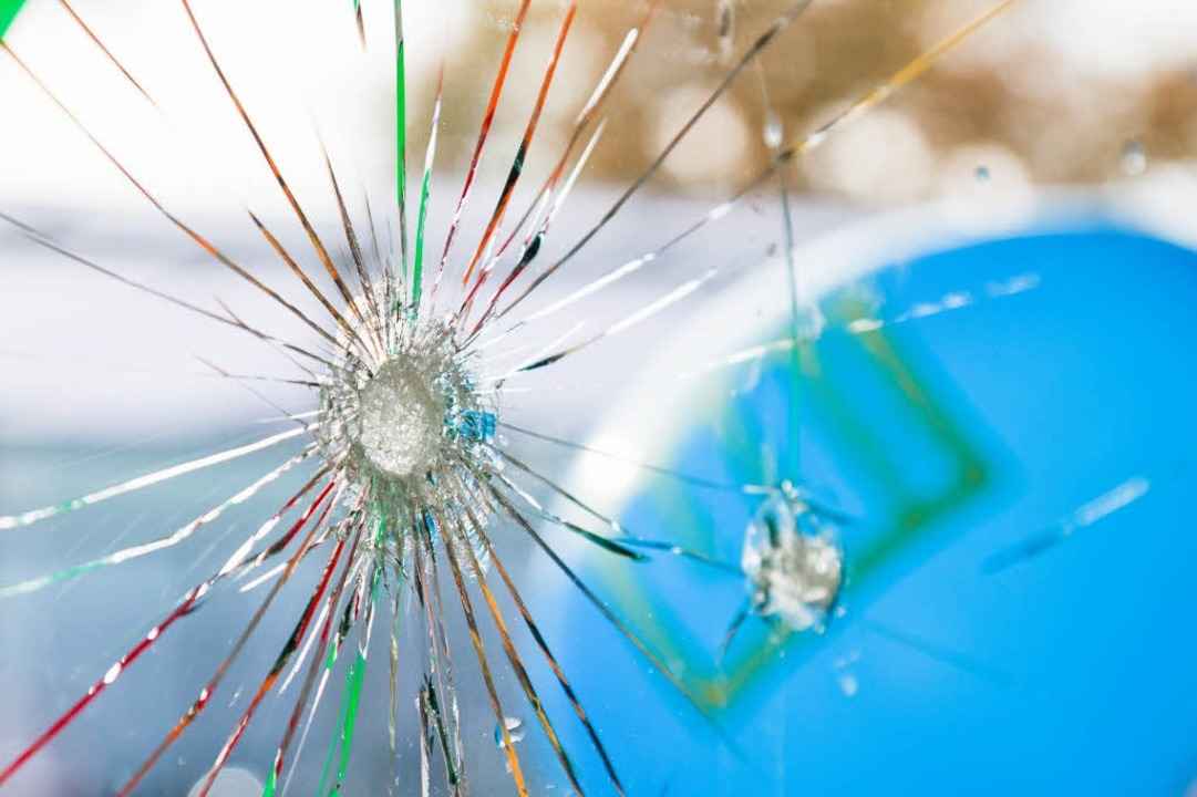 Besch�digte Scheibe am neuen Edeka-Markt in der L�rracher Stra�e.  | Foto: Dominic Rock