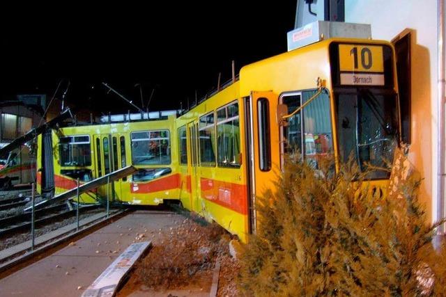 Baselland: Entgleiste Tram rammt Haus – 6 Leichtverletzte
