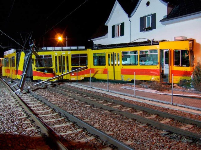 Entgleiste Tram rammt Haus.  | Foto: Polizei Baselland