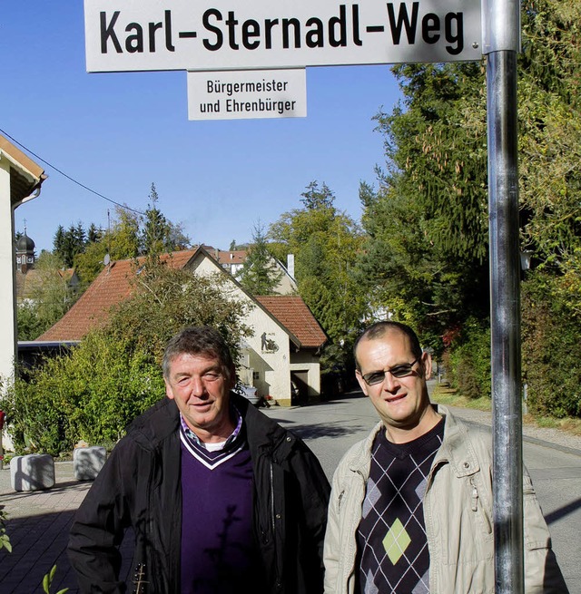 Brgermeister Fechtig (links) und Orts...inweis auf die Namensgebung angebracht  | Foto: Wilfried Dieckmann