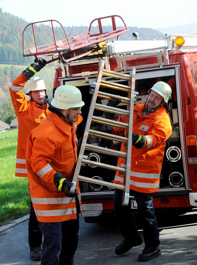 Mit Steckleiter und Rettungsschlitten ...ttung auf der Herbstabschlussbung an.  | Foto: Dietmar Noeske