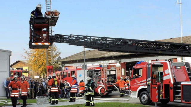 Mit der neuen Drehleiter bte de Ettenheimer Feuerwehr.   | Foto: ulrike hiller