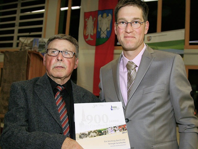 Walter Batt (links) und Jochen Paleit ...ren die Festschrift zum Ortsjubilum.   | Foto: sandra decoux-kone