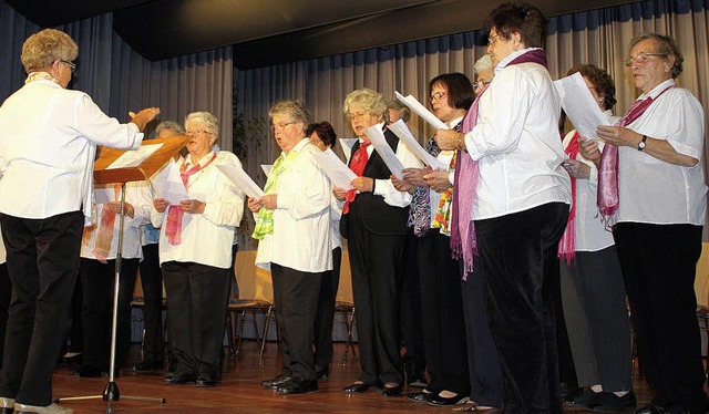 Der Ringsheimer Seniorensingkreis unte...ekannten Liedern zur Unterhaltung bei.  | Foto: adelbert mutz
