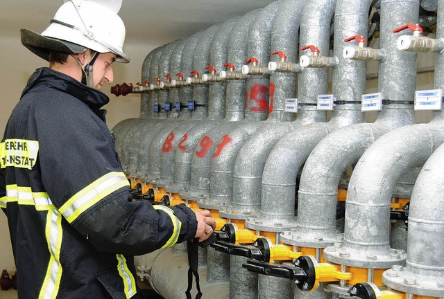 Ein Feuerwehrmann misst an den Rohren die Gaskonzentration.   | Foto: Martin Ganz