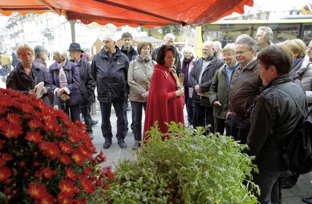 Stadtfhrerin Christa Nickolson weihte...ge Nutzbarkeit von Chrysanthemen ein.   | Foto: christoph breithaupt