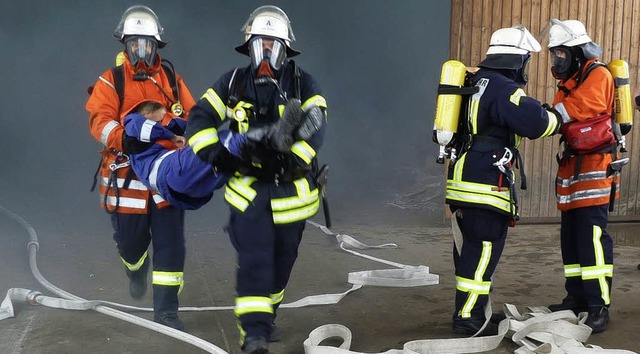 Unter Atemschutz: Aus der verqualmten ...tet die Feuerwehr verletzte Personen.   | Foto: dieter fink