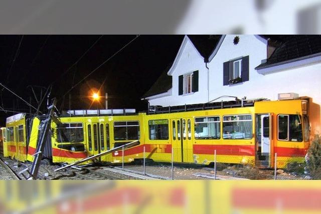 Straenbahn rammt Haus