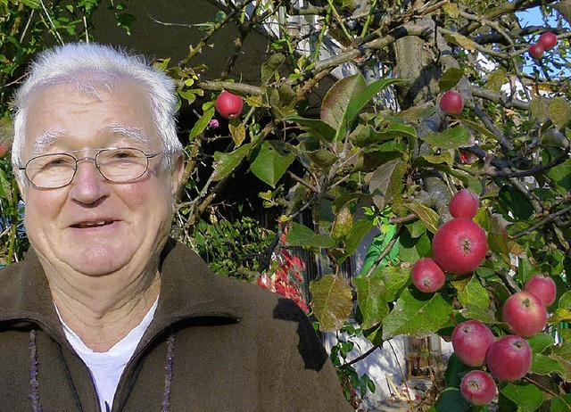 Winfried Dreher aus Binzgen staunt nic...dieses Jahr zum zweiten Mal Frchte.    | Foto: Peter Meister