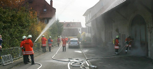 Die  Feuerwehren Mappach und Holzen pr...Anwesen der Familie Stoll in Mappach.   | Foto: Cremer