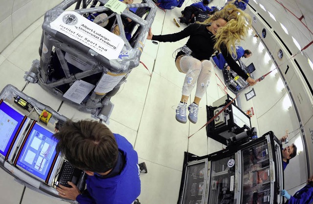 Vllig schwerelos: Ramona Ritzmann (Mitte) bei Tests im Airbus  | Foto: Hoffmann/Multhaupt DLR