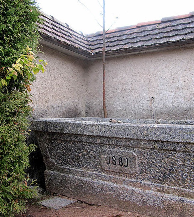 Historischer Brunnentrog in einem  sti...an der Friedhof Mauer zum Frongarten.   | Foto: Filz