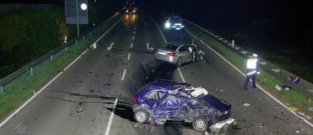 Ein schwerer Verkehrsunfall ereignete ...e fr mehr als zwei Stunden gesperrt.   | Foto: Polizei