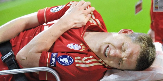 Schlsselbeinbruch:  Mit schmerzverzer...ian Schweinsteiger vom Platz getragen.  | Foto: dpa