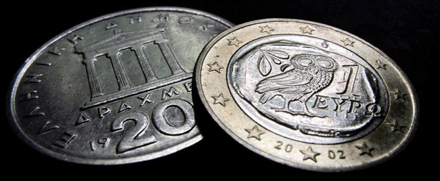 Ein Auslaufmodell? Die griechische Euromnze (rechts) neben der Drachme.   | Foto: dpa