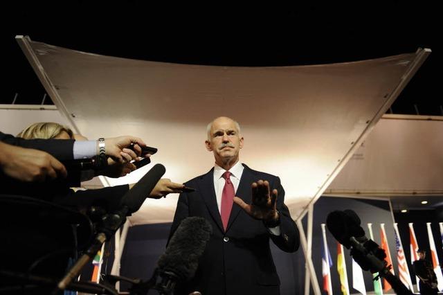 Papandreou sagt Volksabstimmung ab und stellt die Vertrauensfrage
