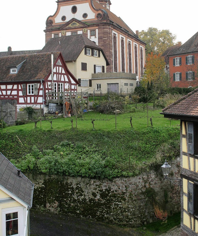 Eine Burg und die Keimzelle Ettenheims...ildstein im Garten des Messnerhauses.   | Foto: erika sieberts