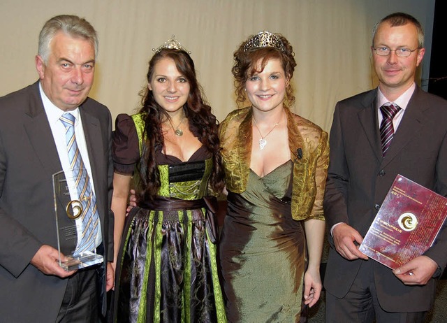 Ehrenpreis fr Moosmann (von links): S... Natalie Henninger und Georg Moosmann   | Foto: christian ringwald