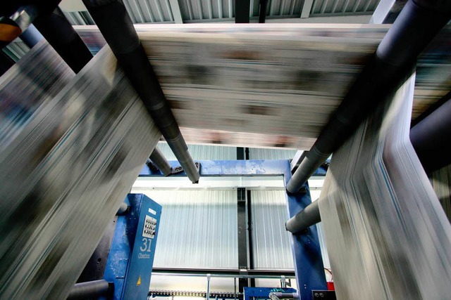 Rasend schnell:  Papierbahnen nach dem Druck in den Maschinen  | Foto: Wolfgang Grabherr