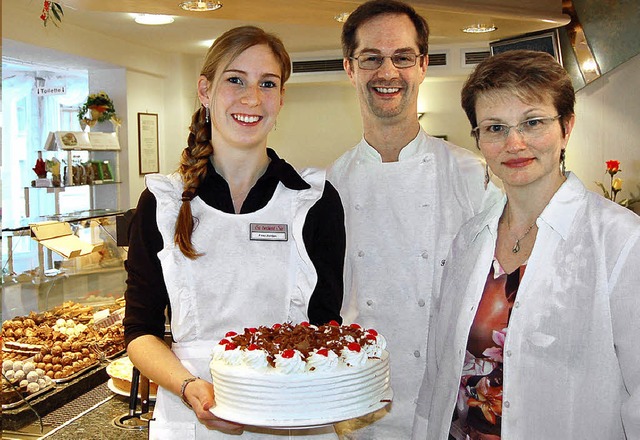 Mchtig stolz sind Gabriele und Franz ...arzwlder Kirschtorte prsentierend.    | Foto: Hans-Dieter Folles