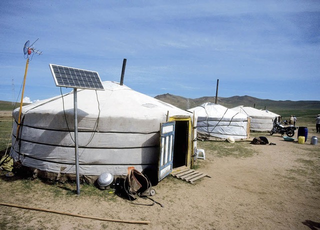 Vor den mongolischen Jurten stehen heu...nsehgerte und Handys brauchen Strom.   | Foto: Mller
