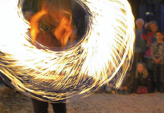 Die Feuershow Monique Chaiyavans war d...es auf dem Spielplatz Schwedenstrae.   | Foto: Martina Proprenter