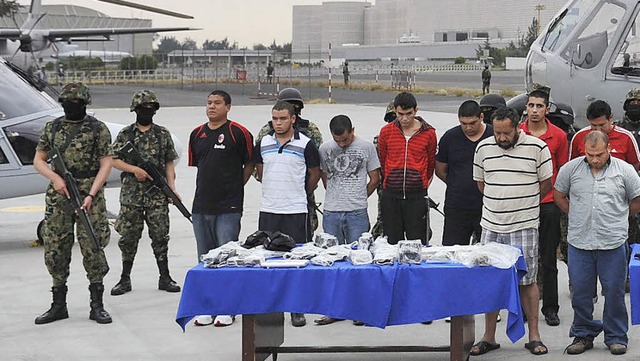 Die mexikanische Polizei prsentiert V...genregie gegen die Gangster vorgehen.   | Foto: dpa