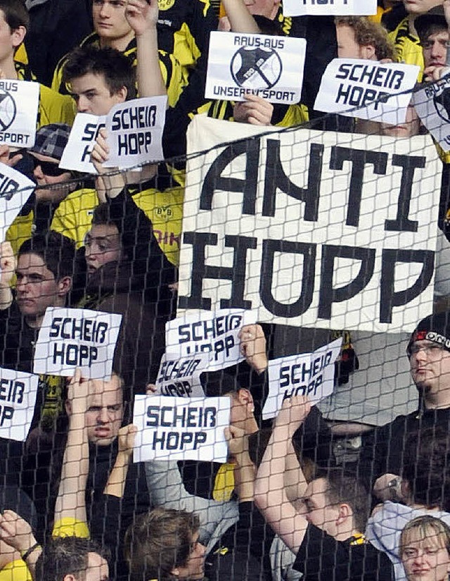 Dortmund-Fans mit Anti-Hopp-Schilder   | Foto: dpa